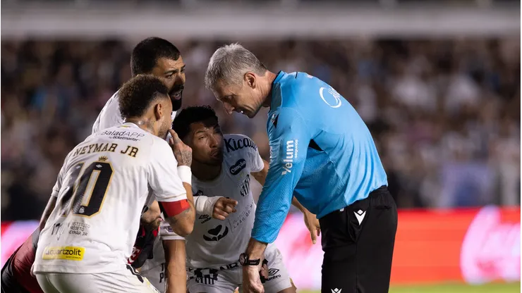 - O árbitro Anderson Daronco durante partida entre Santos e Flamengo no estádio Vila Belmiro pelo campeonato Brasileiro A 2026.