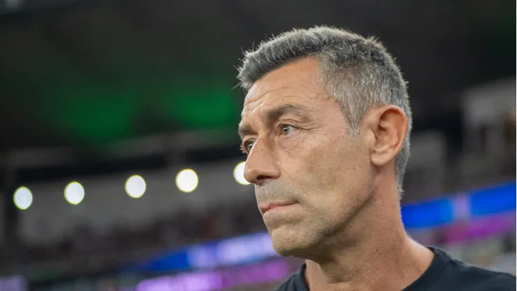 Pedro Caixinha durante partida do Peixe em 2025.