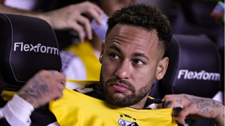 Neymar em campo durante jogo na Vila Belmiro.