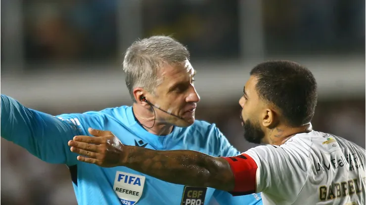 Daronco e Gabigol conversando em jogo na Vila Belmiro.