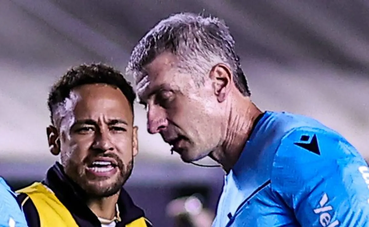 Pedro Ivo diz que Neymar intimida árbitros e adversários; atacante do Santos ironiza jornalista