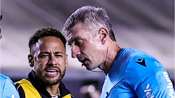 Neymar reclamando com Daronco após a partida.