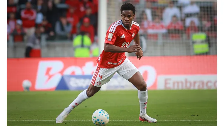 Félix Torres deve ser titular no Gre-Nal 455. Maxi Franzoi/AGIF.