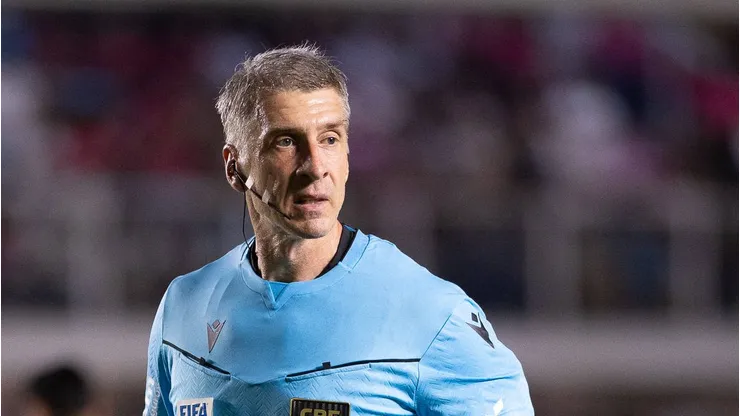 Santos v Flamengo - Campeonato Brasileiro Serie A SANTOS, BRAZIL - OCTOBER 8: Referee Anderson Daronco during the Campeonato Brasileiro Serie A match between Santos and Flamengo at Estadio Urbano Caldeira Vila Belmiro on October 8, 2026 in Santos, Brazil. Copyright: xRPxFotoPressxFernandoxMendesx