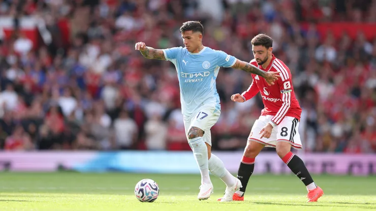 Enzo Fernandes, do Manchester City e Bruno Fernandes, do Manchester United durante a partida da Premier League 2026/27. (Photo by Michael Regan/Getty Images)