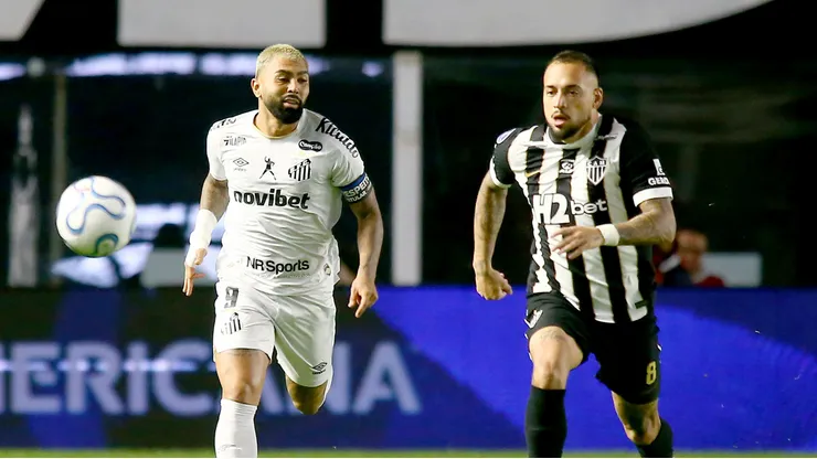 Gabriel Barbosa jogador do Santos disputa lance com Maycon jogador do Atlético-MG. Foto: Mauricio De Souza/AGIF