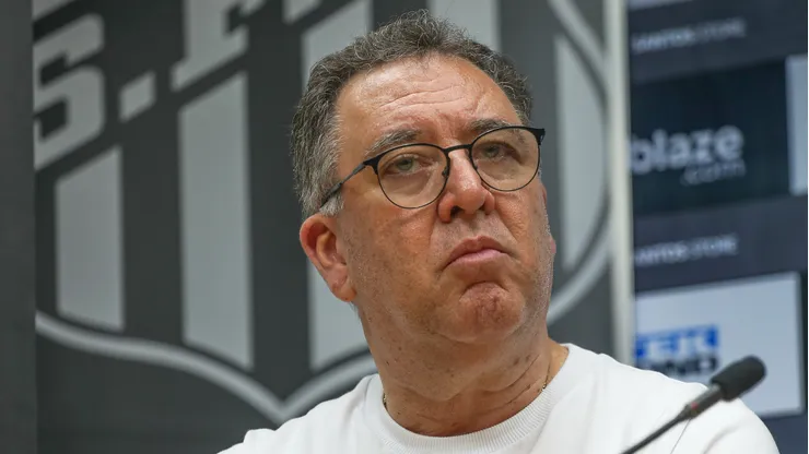 Marcelo Teixeira durante coletiva na Vila Belmiro.