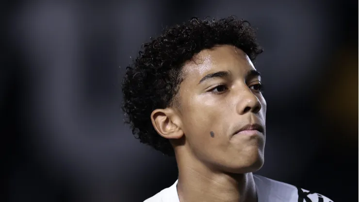 Robinho Jr. durante partida na Vila Belmiro.