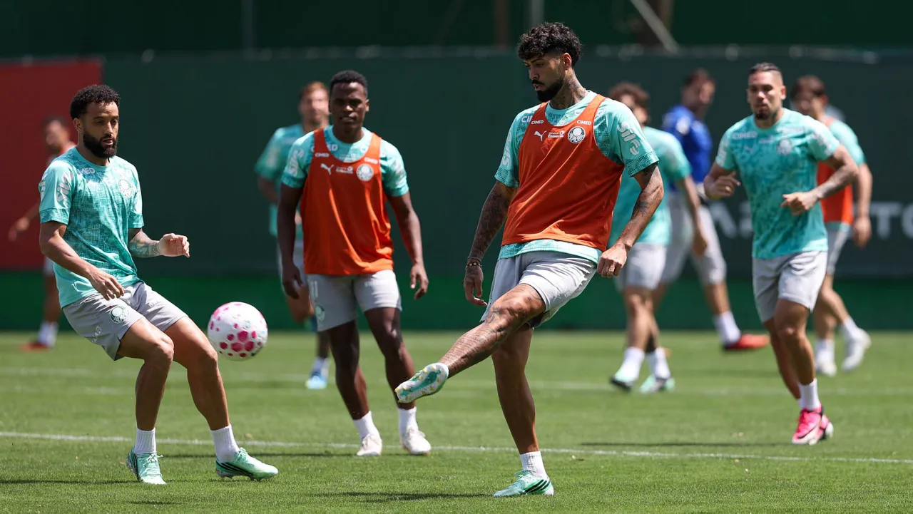 Os jogadores Felipe Anderson e Alexander Barboza (D), da SE Palmeiras, durante treinamento, na Academia de Futebol. (Foto: Cesar Greco/Palmeiras/by Canon)