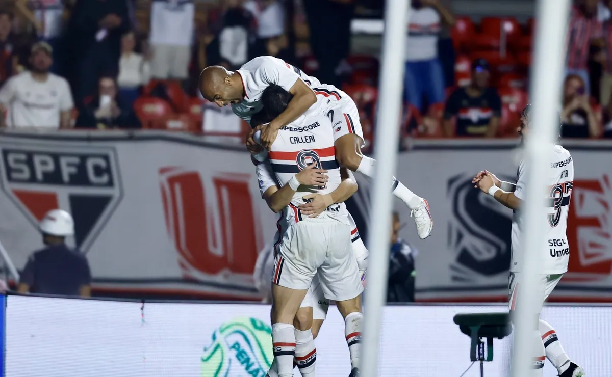 São Paulo vence o Vitória com dois gols de Calleri e se afasta do Z-4 do Brasileirão