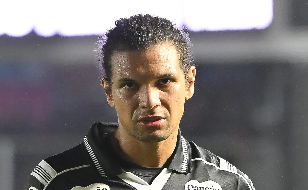 Willian Arão deixa partida do Santos lesionado e provoca torcida do Atlético-MG após ser xingado