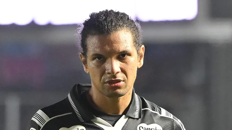Arão em campo com a camisa do Peixe.