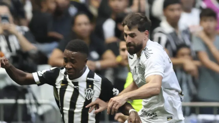 Luan Peres marcando Alan Minda.