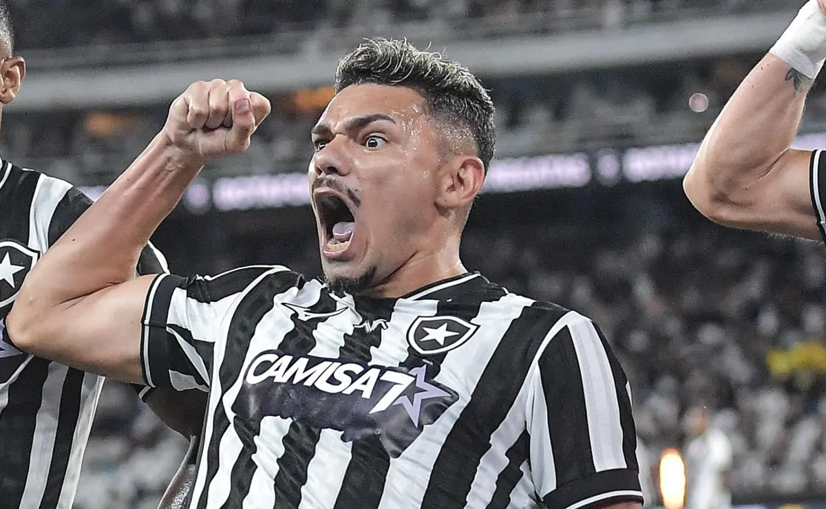 Raio-X: Tiquinho Soares disputa espaço no ataque do Botafogo antes de duelo com o Coritiba