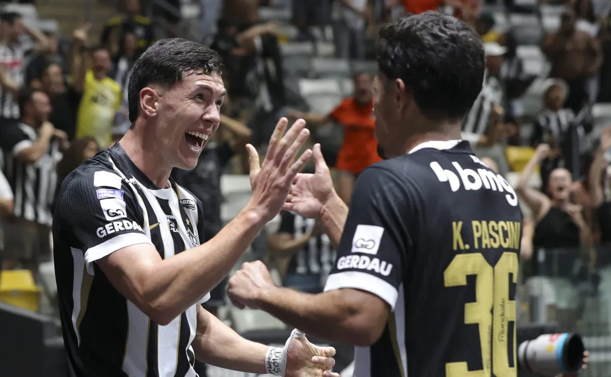Atlético-MG marca dois gols no fim, vira sobre o Santos e conquista vitória no Brasileirão