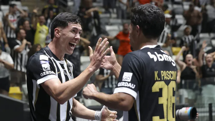 Thiago Borbas jogador do Atlético-MG comemora seu gol durante partida contra o Santos; Foto: Gilson Lobo/AGIF