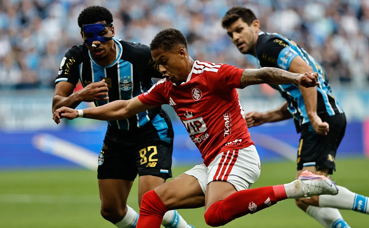 Grêmio reclama de pênalti não marcado e empata com o Internacional no Campeonato Brasileiro