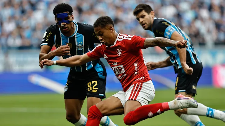 Vitinho, jogador do Internacional durante partida contra o Grêmio. FOTO: Roberto Vinicius/AGIF