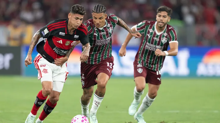 Carrascal jogador do Flamengo disputa lance com Arana. Foto: Jorge Rodrigues/AGIF