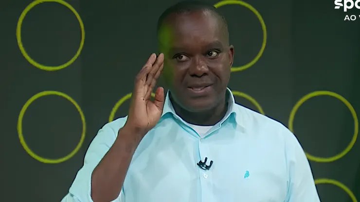 PC de Oliveira comentarista de arbitragem da SporTV, analisando os lances do clássico