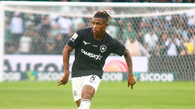 Danilo jogador do Botafogo durante partida contra o Coritiba no estádio Couto Pereira. Foto: Gabriel Machado/AGIF