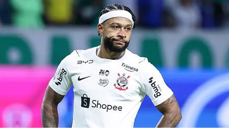 Memphis Depay desolado no chocolate palestrino no Brasileirão - (Photo by Alexandre Schneider/Getty Images)