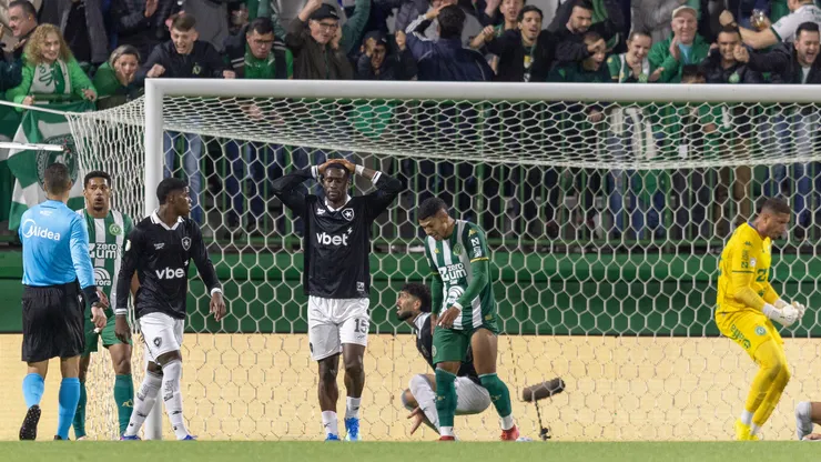 Bastos jogador do Botafogo lamenta durante partida contra o Chapecoense. Foto: Liamara Polli/AGIF