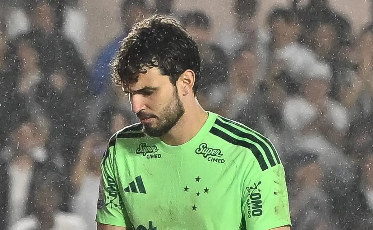 Cruzeiro toma 3 gols em 30 minutos para o Bragantino com falha de Otávio e gol contra de Kaio Jorge