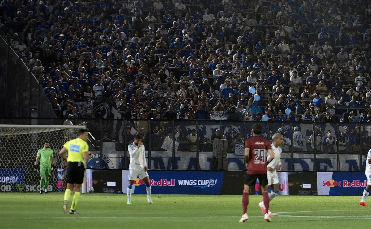Cruzeiro perde para Bragantino em noite para se esquecer da defesa e de milagres de Volpi