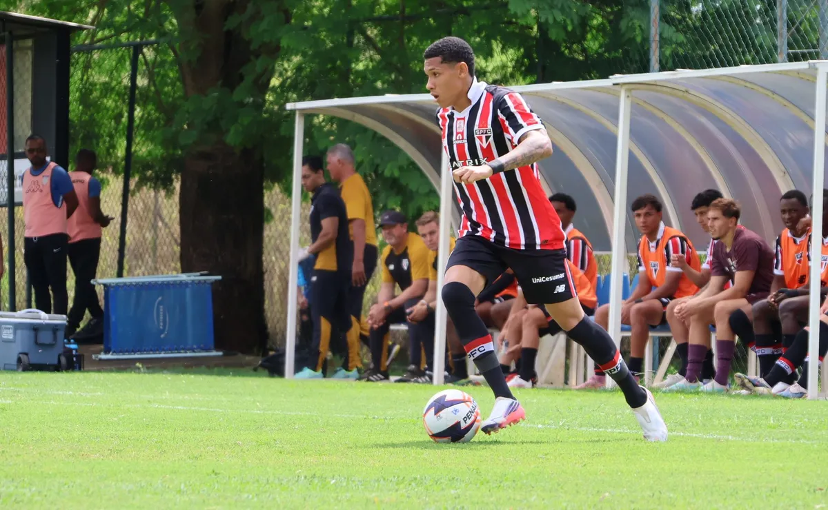 São Paulo prometeu mais espaço a Tetê, mas atacante segue sem sequência com Dorival