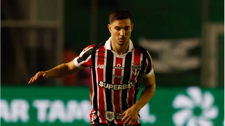 Lateral tem contrato até dezembro de 2027 - Foto: Rubens Chiri / São Paulo FC