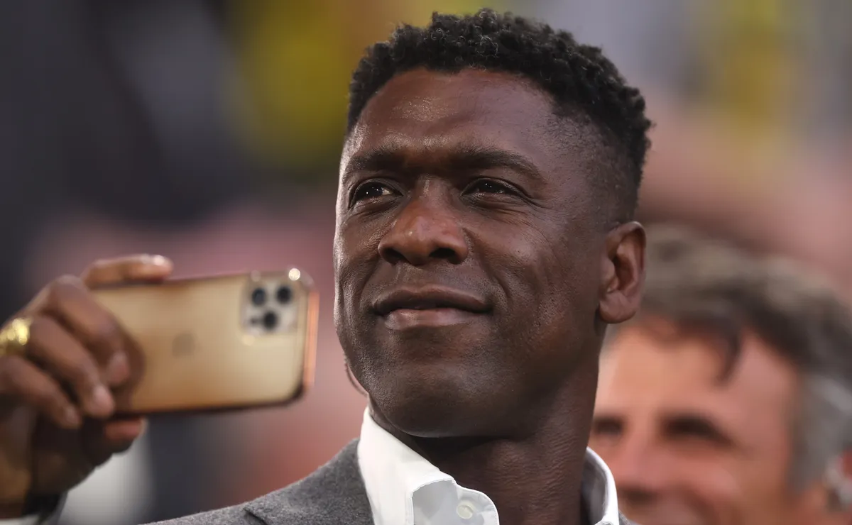 Corinthians aplica “chapéu” no Fluminense ao fechar com Seedorf; técnico era 1ª opção no RJ para 2027