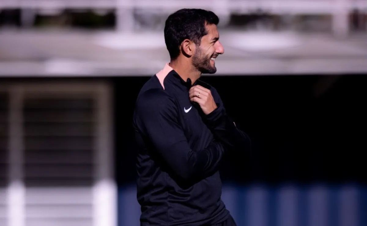 Léo Porto assume treino do Corinthians antes de Seedorf; William Batista deixa impressões após Dérbi