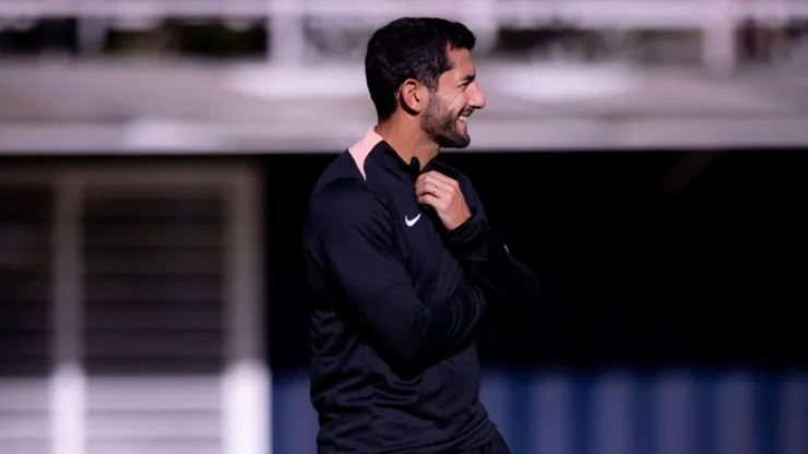 Léo Porto assume treino do Corinthians antes de Seedorf - Foto: Rodrigo Coca/Ag.Corinthians