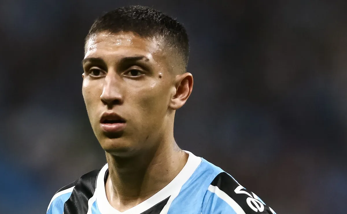 Meia do Estudiantes transforma tropeço no Argentino em combustível contra o Flamengo