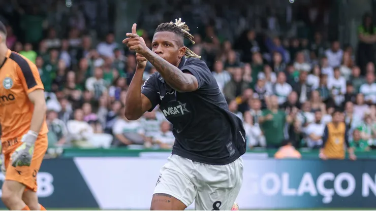 Danilo jogador do Botafogo comemora seu gol durante partida contra o Coritiba. Foto: Robson Mafra/AGIF