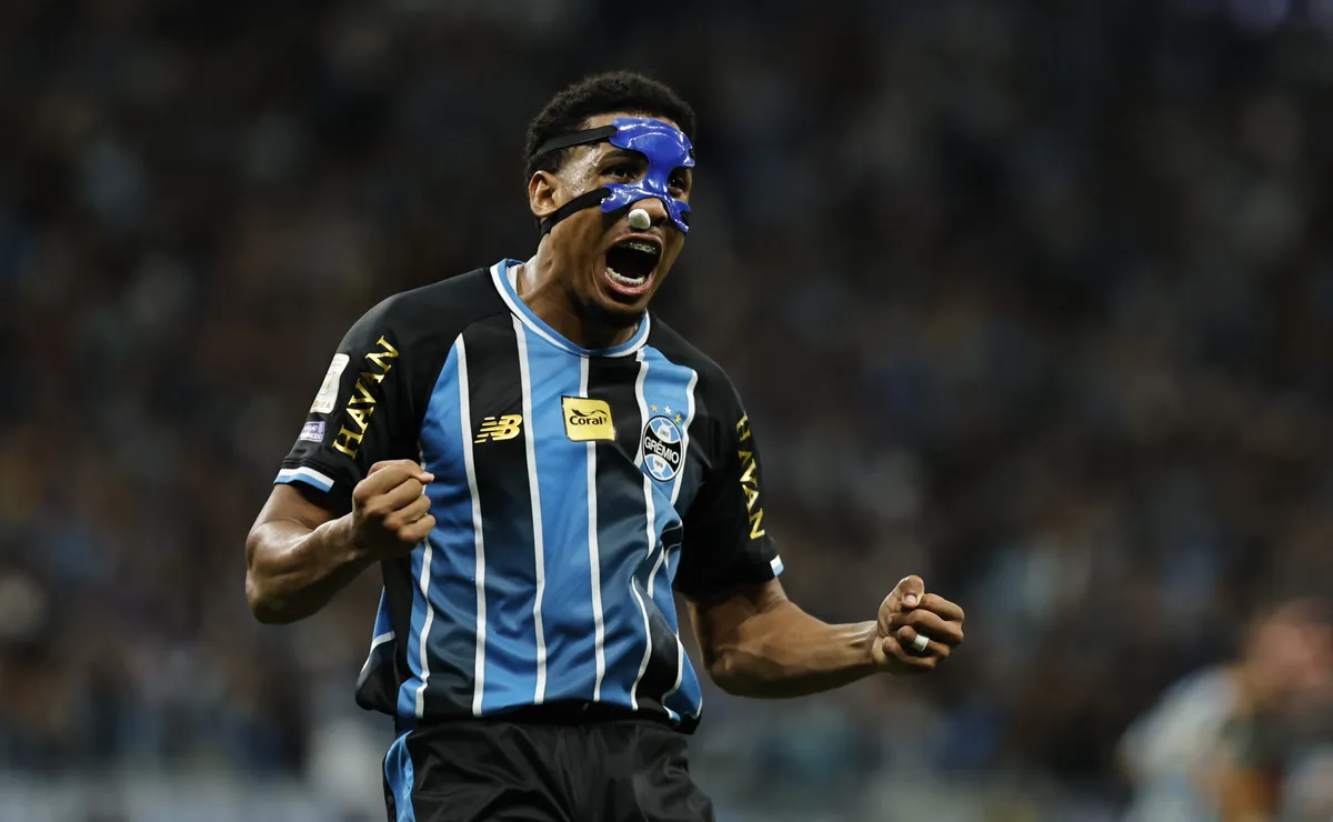 Wallace passa por cirurgia bem-sucedida no nariz e deve voltar aos treinos do Grêmio nesta semana