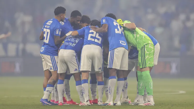 Jogadores do Cruzeiro reunidos em campo