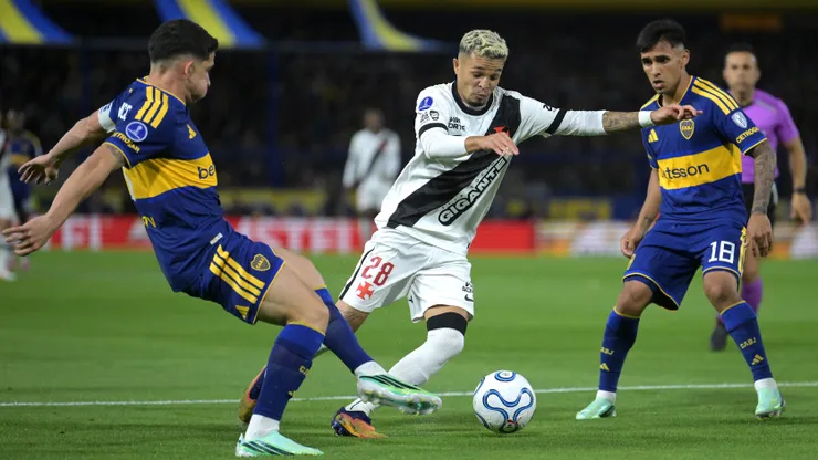 Adson do Vasco da Gama é desafiado por Lautaro Blanco e Milton Delgado do Boca Juniors. (Photo by Marcelo Endelli/Getty Images)
