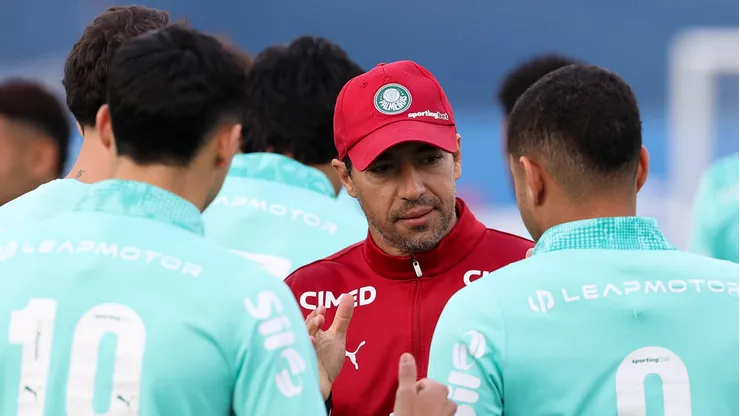 Abel Ferreira está com a delegação no Rio de Janeiro, porém está suspenso para confronto diante do Flu - Crédito: Cesar Greco/Palmeiras/by Canon