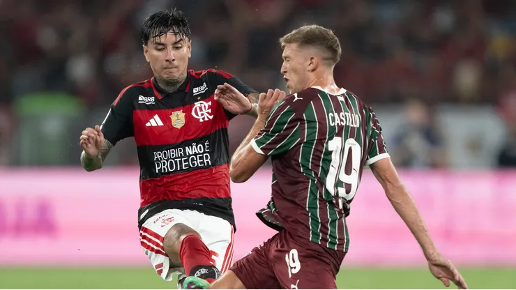 - Pulgar jogador do Flamengo disputa lance com Castillo jogador do Fluminense