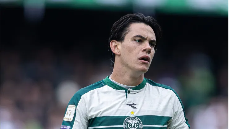 Chermont em campo durante jogo do Coritiba.