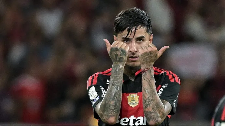 Pulgar jogador do Flamengo comemora seu gol durante partida contra o Vitoria no estadio Maracana pelo campeonato Brasileiro A 2026.