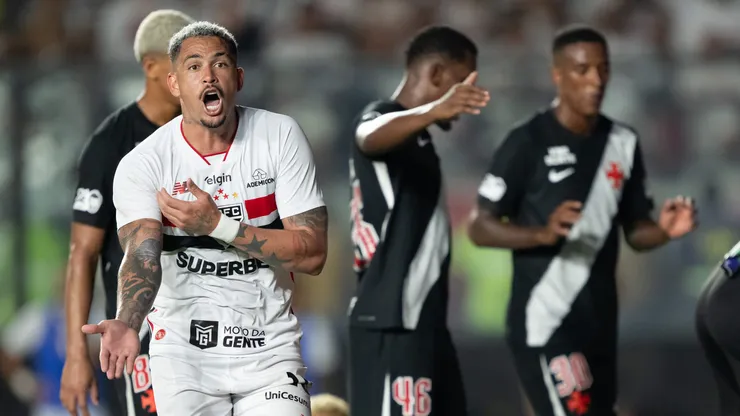 Luciano jogador do São Paulo reclama com a arbitragem durante partida contra o Vasco. Foto: Jorge Rodrigues/AGIF