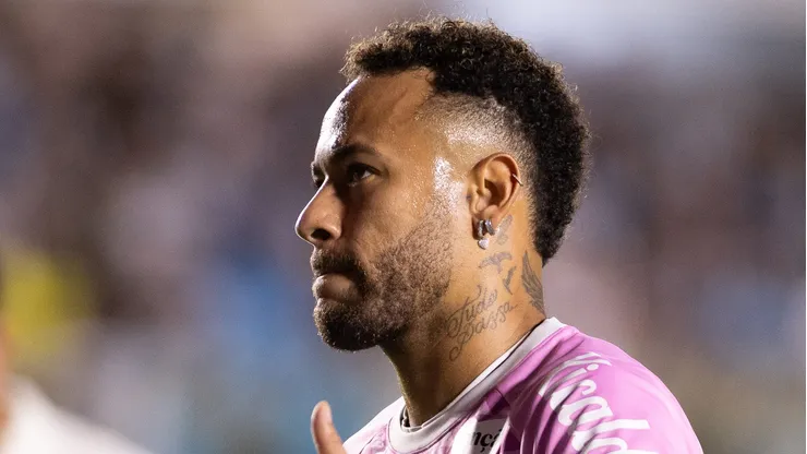 Neymar durante aquecimento para jogo na Vila Belmiro.