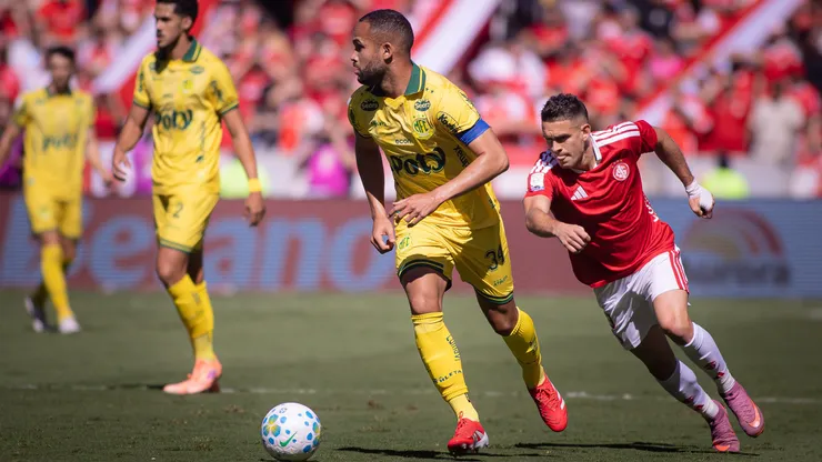 Jogador do Mirassol durante partida contra o Internacional. Foto: Maxi Franzoi/AGIF