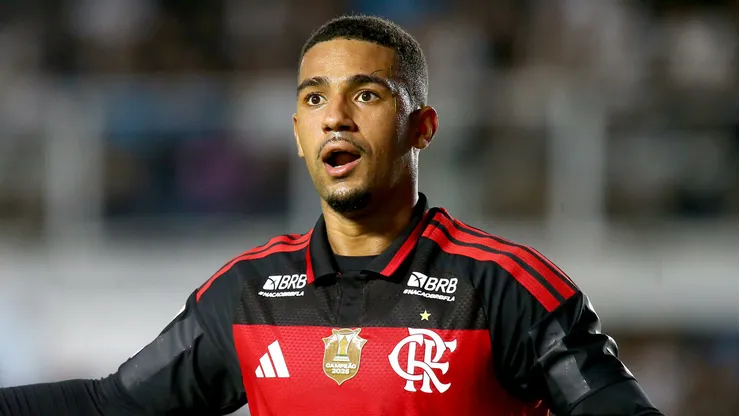 Samuel Lino jogador do Flamengo durante partida contra o Santos no estadio Vila Belmiro pelo campeonato Brasileiro A 2026.