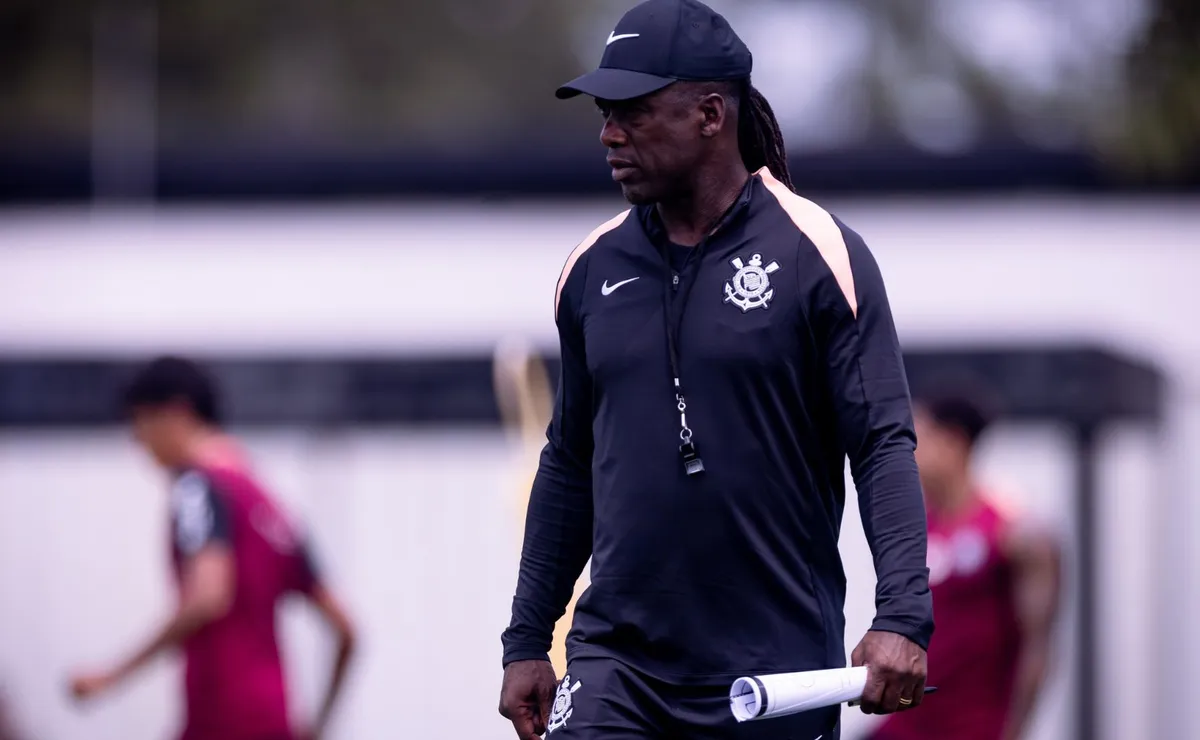 Bastidores: Seedorf chega ao Corinthians, evita polêmicas e inicia trabalho com elenco abalado