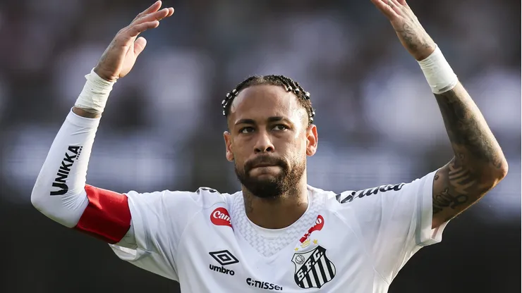 Neymar em campo durante jogo do Peixe no MorumBIS, em 2025.