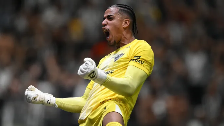 Gabriel Delfim comemora após defender pênalti na Copa Sul-Americana de 2026. (Photo by Pedro Vilela/Getty Images)